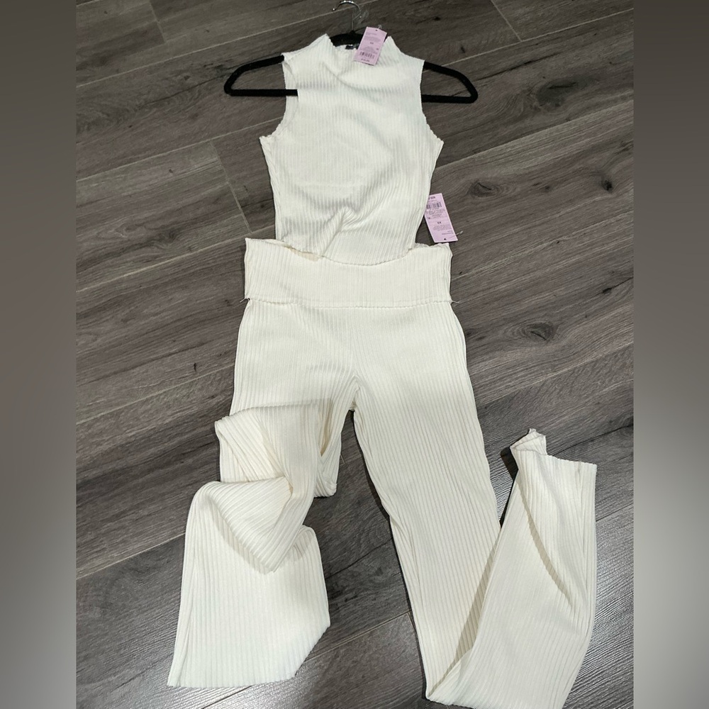 Full Set Women's Top /Ribbed Foldovet Waistband Flare
Leggings.  Off White.  XS